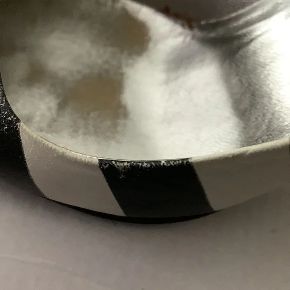 Dolce & Gabbana size 6 pointy toe heels. Worn, with some discoloration. - Picture 7 of 8